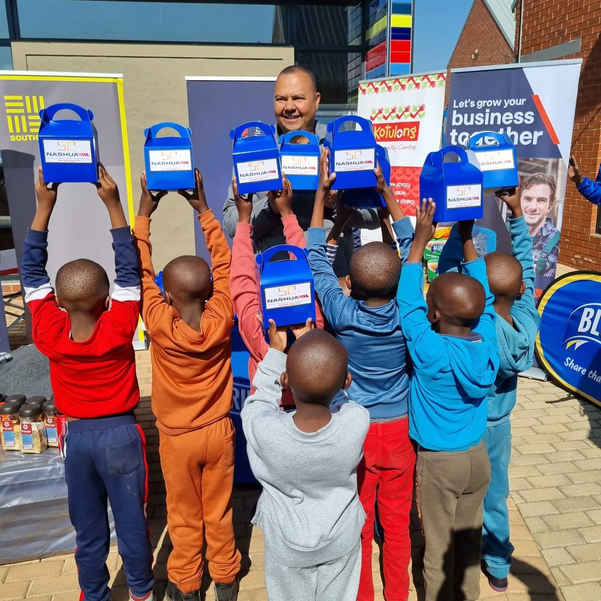 📣 #MandelaDay Update 🙌

We had the pleasure of joining forces with our MMCs at the Kotulong Community Centre - KCC. Together, we dedicated ourselves to support the center with meal preparation, engaging sports activities, and exciting games for the kids. #67Minutes
