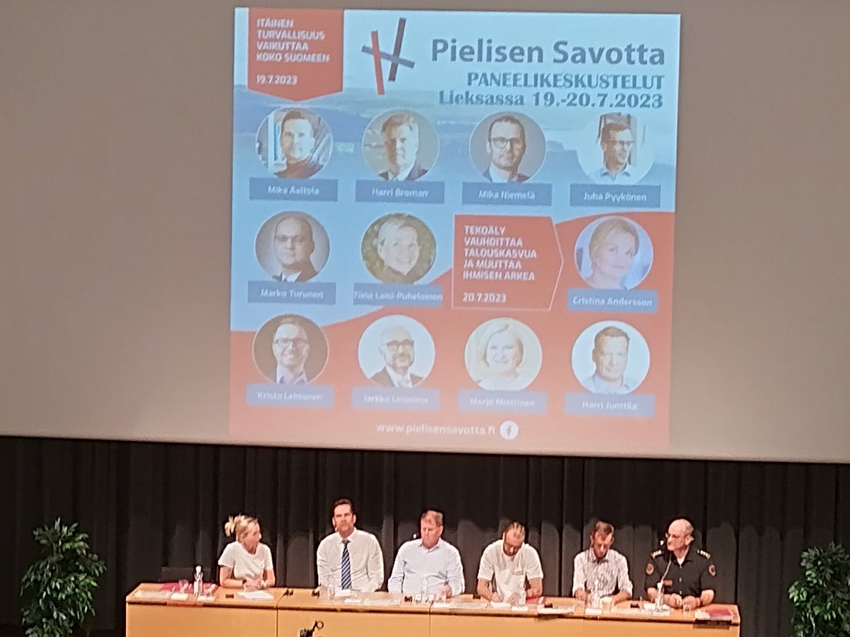 Ensimmäinen paneelikeskustelu #pielisensavotta 2023 käynnistyi #lieksa'ssa. Kova kattaus panelisteja <a href="/MikaAaltola/">Mika Aaltola</a> <a href="/TiinaLaisi/">Tiina Laisi-Puheloinen</a> <a href="/mhniemela/">Mika Niemelä</a> Harri Broman, Juha Pyykönen, Marko Turunen <a href="/PKarjalan_raja/">P-Karjalan raja</a> 
Aihe on erittäin ajankohtainen ja sali täynnä kuulijoita.