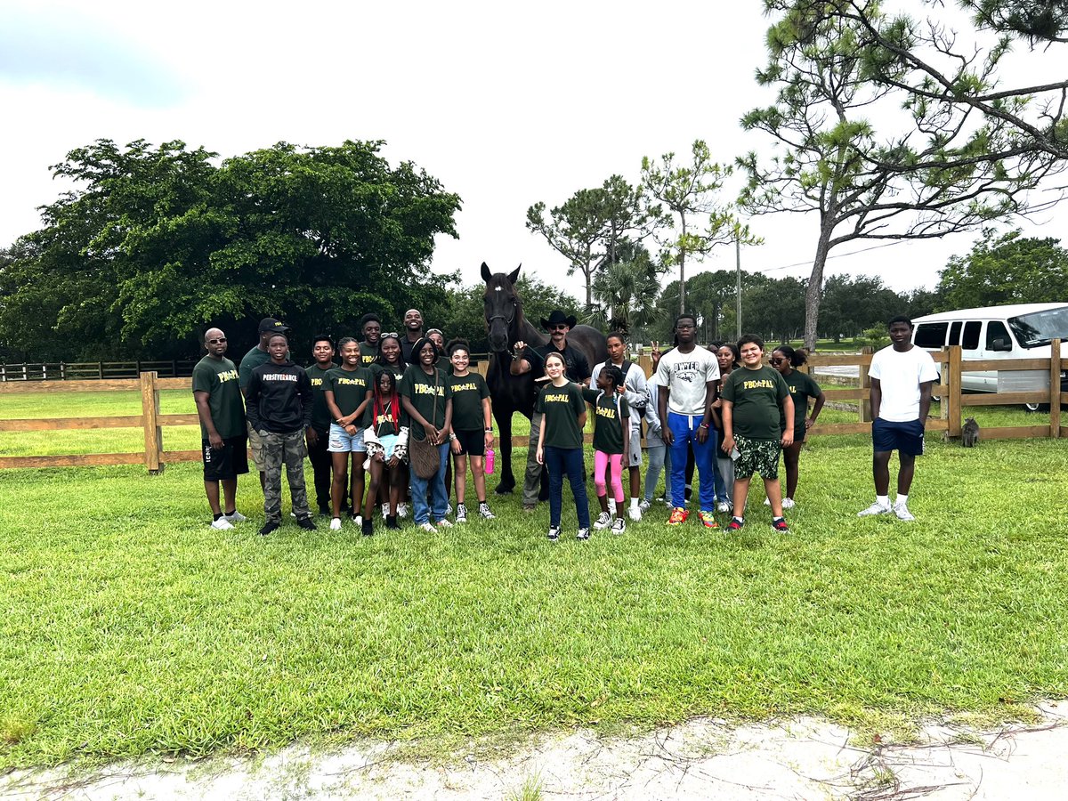 PBCountySheriff's tweet image. We’re making memories with the kids from Palm Beach Gardens Police Athletic League as they got up close and personal with our majestic mounted unit! Thanks for the visit, it was a day full of smiles, laughter, and community bonding! 🤗👋  #PAL #MountedUnit