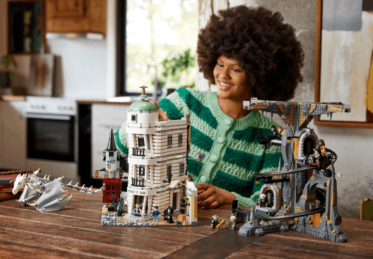 playdtf's tweet photo. LEGO показала ещё один набор по «Гарри Поттеру» — с банком «Гринготтс» и украинским железнобрюхим драконом, которого можно поместить на верхушку здания.

В комплект также войдут несколько хранилищ, двигающаяся по рельсам вагонетка и 13 фигурок персонажей

https://t.co/uWvRU3ubcT https://t.co/SQnaC5wAsD