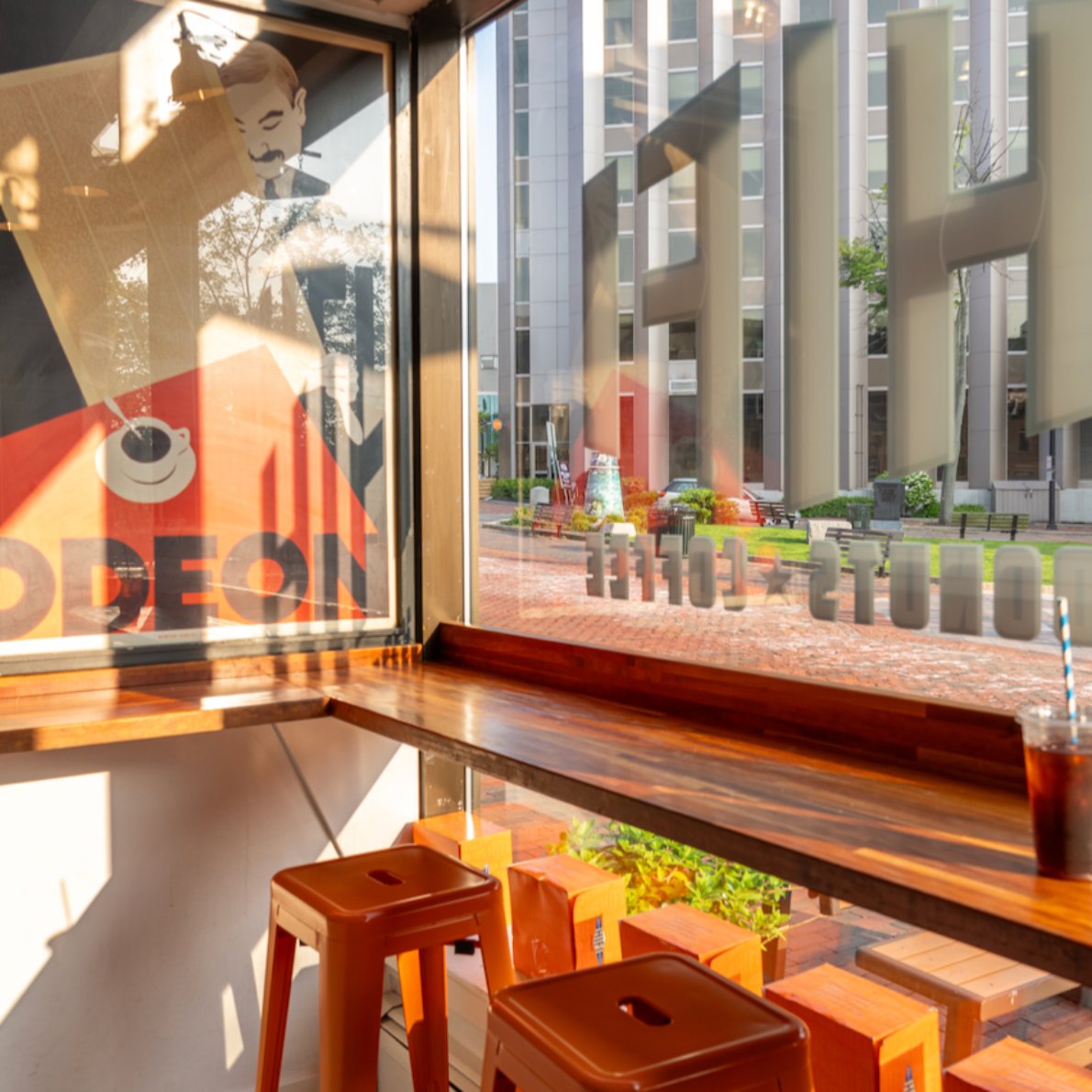 hifi_donuts's tweet image. A remote worker's dream 😍

We have plenty of indoor/outdoor seating! Grab a coffee and some breakfast before you start your work day, then enjoy the views of Downtown Portland. 🍩

#hifidonuts #mainedonuts #remoteworkers #remotelife #eatmaine #mainefoodies #portlanddowntown