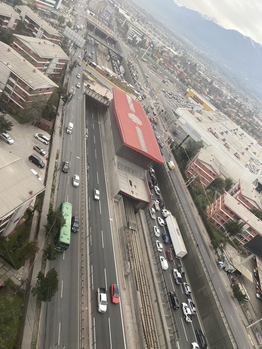 Traucomartinez's tweet photo. #VespucioSur  por manifestaciones en la torres salida 40 colapsada https://t.co/DNlTLxPhzj