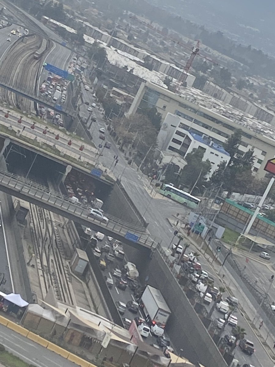 Traucomartinez's tweet photo. #VespucioSur  por manifestaciones en la torres salida 40 colapsada https://t.co/DNlTLxPhzj