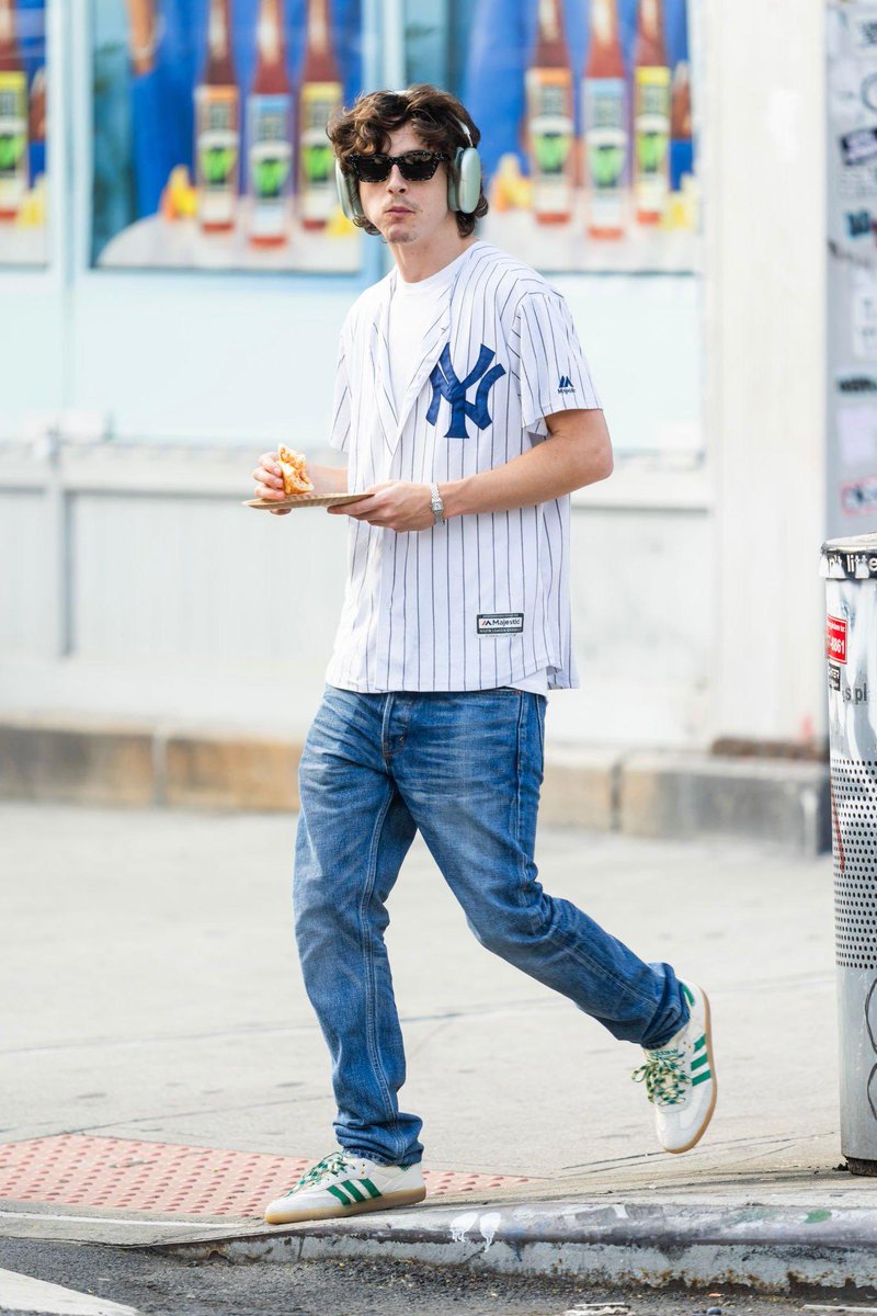 popcultureshub's tweet photo. Timothee Chalamet is seen in New York City. https://t.co/YK1Sp2Uo8E
