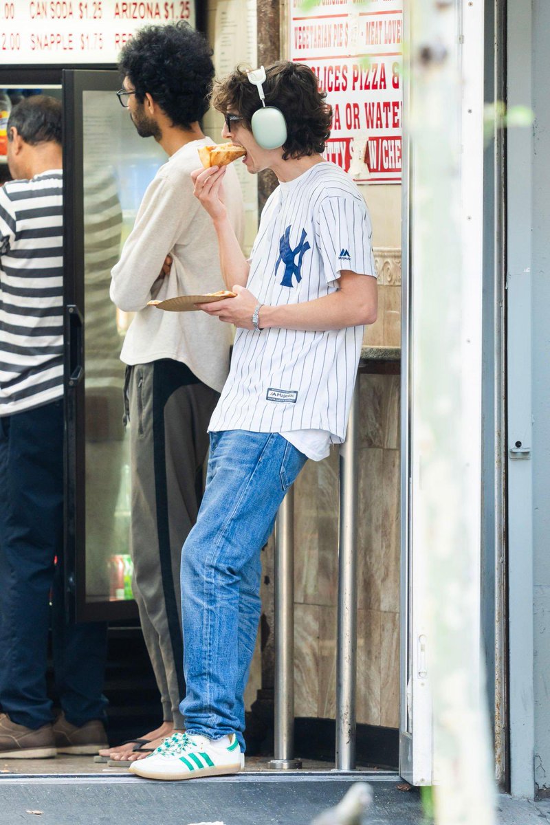 popcultureshub's tweet photo. Timothee Chalamet is seen in New York City. https://t.co/YK1Sp2Uo8E