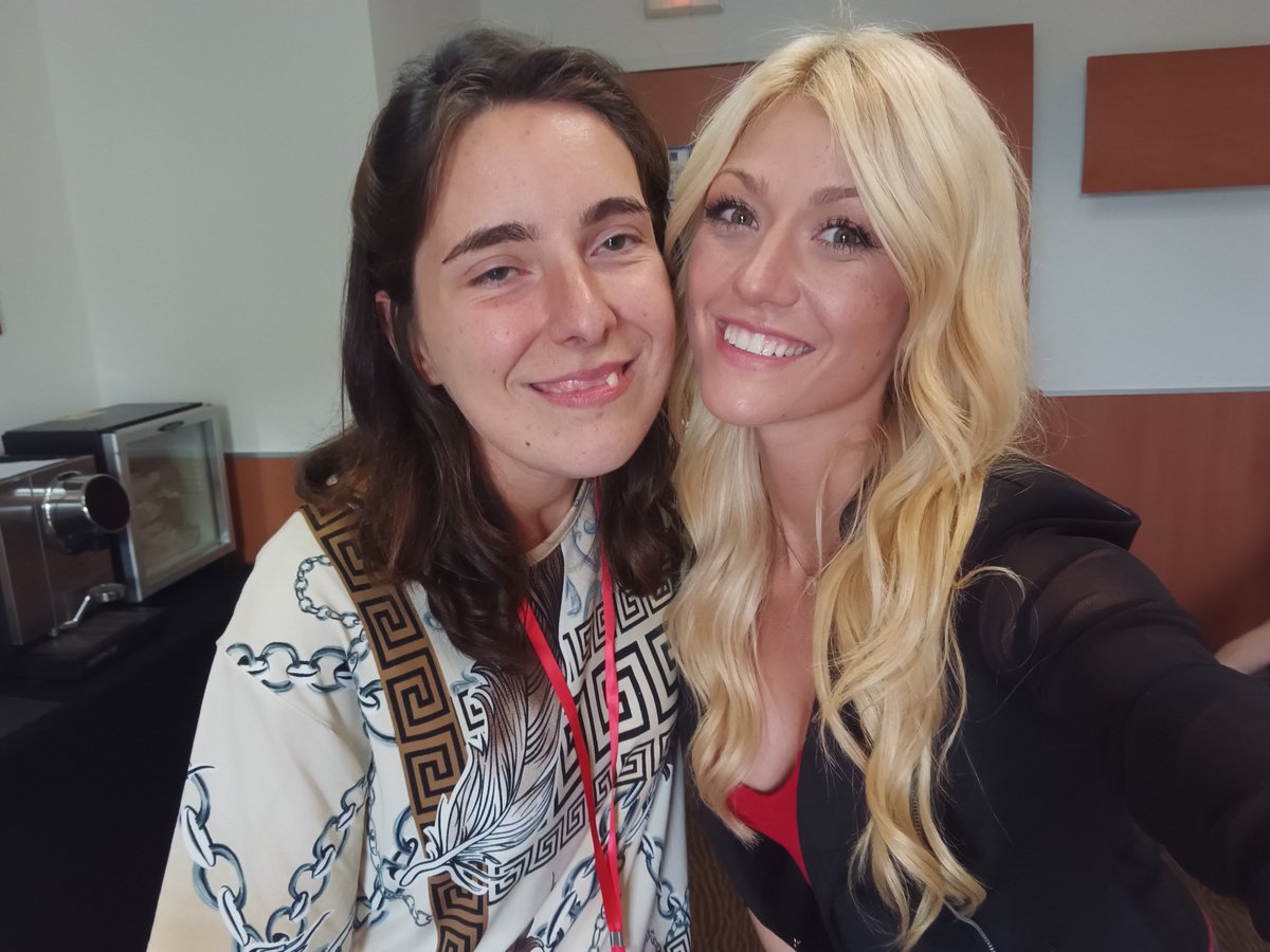 anabelseries94's tweet photo. My last extra with Kat (1and1)
▪️She calmed me down
▪️ We talked about the strong bond of #shadowfandom I coudn't avoid to think many friends I met here.
▪️She remembered I had a long trip on bus and wished me a safe trip
▪️Her smile in our selfie, our hug after that
#ETSW https://t.co/lIFhM8Qaz4