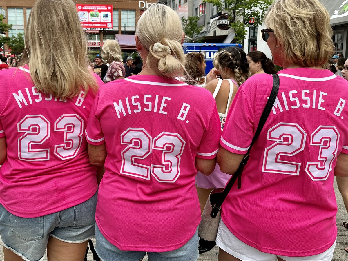 LABrown12's tweet image. Color me in sunshine! @Pink   #greatamericanballpark #missiebpeeps #usa