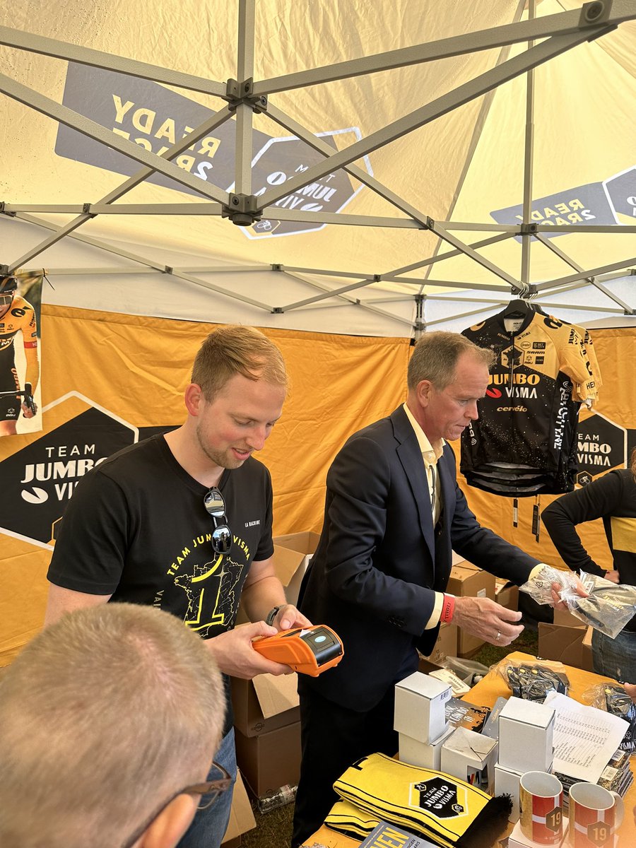 trueloekke's tweet photo. @RichardPlugge Thank you for taking so good care of Jonas 🤩 - and nice to see you in Tivoli - even helping out in the merchandise shop 🙌🏻 https://t.co/2KGMn2BbHC