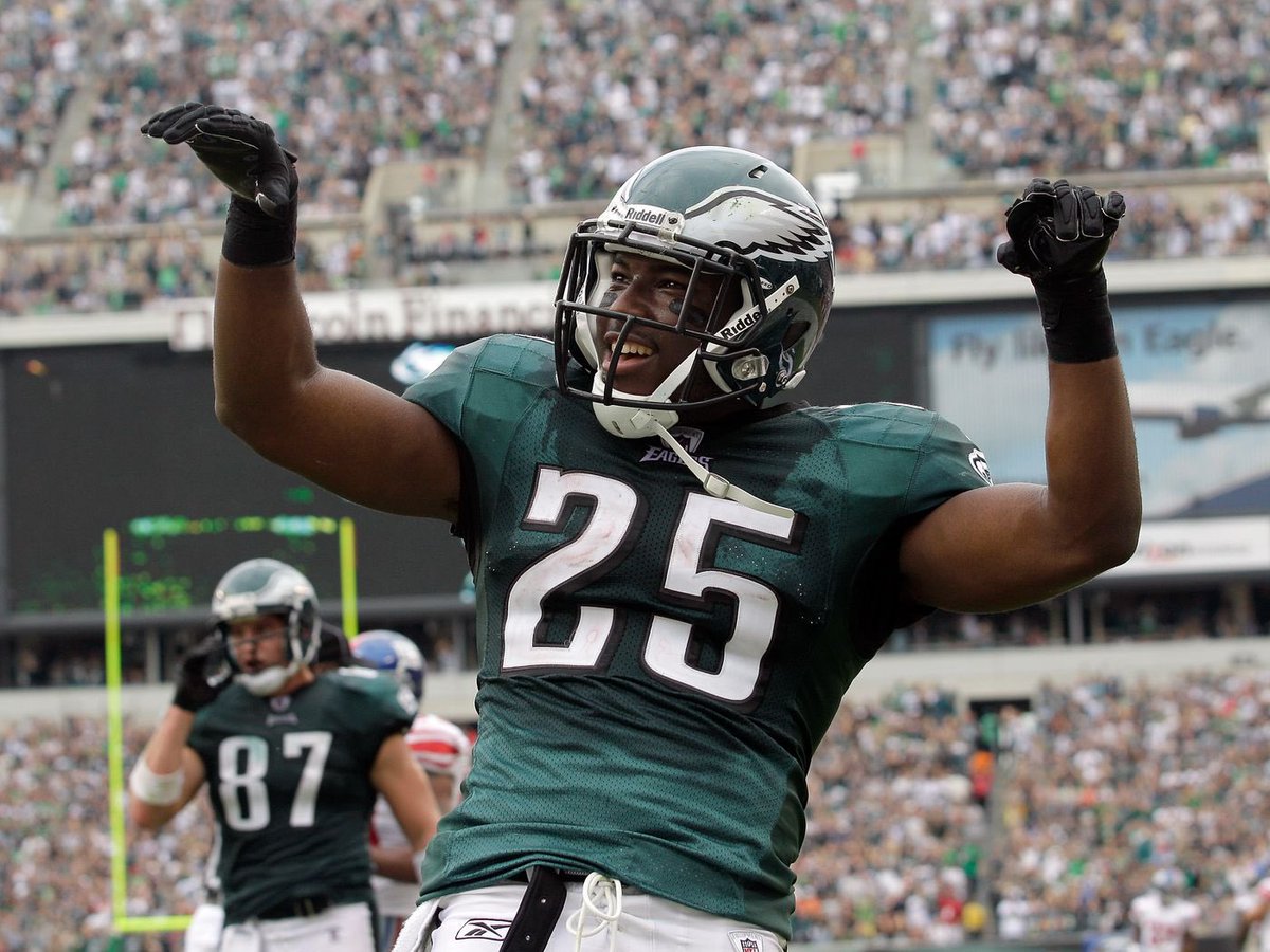 jasrifootball's tweet photo. 𝗧𝗥𝗨𝗘 𝗢𝗥 𝗙𝗔𝗟𝗦𝗘: Former NFL RB LeSean McCoy is a hall of famer

“Shady” is arguably the best runningback in #Eagles history and could’ve enjoyed even more success there if then Eagles HC Chip Kelly traded him away

6x Pro Bowler
2x All Pro
2x Super Bowl Champion
15,000 total yards
89 touchdowns 
4.5 yards per carry
6 1,000 yard seasons

@CutonDime25