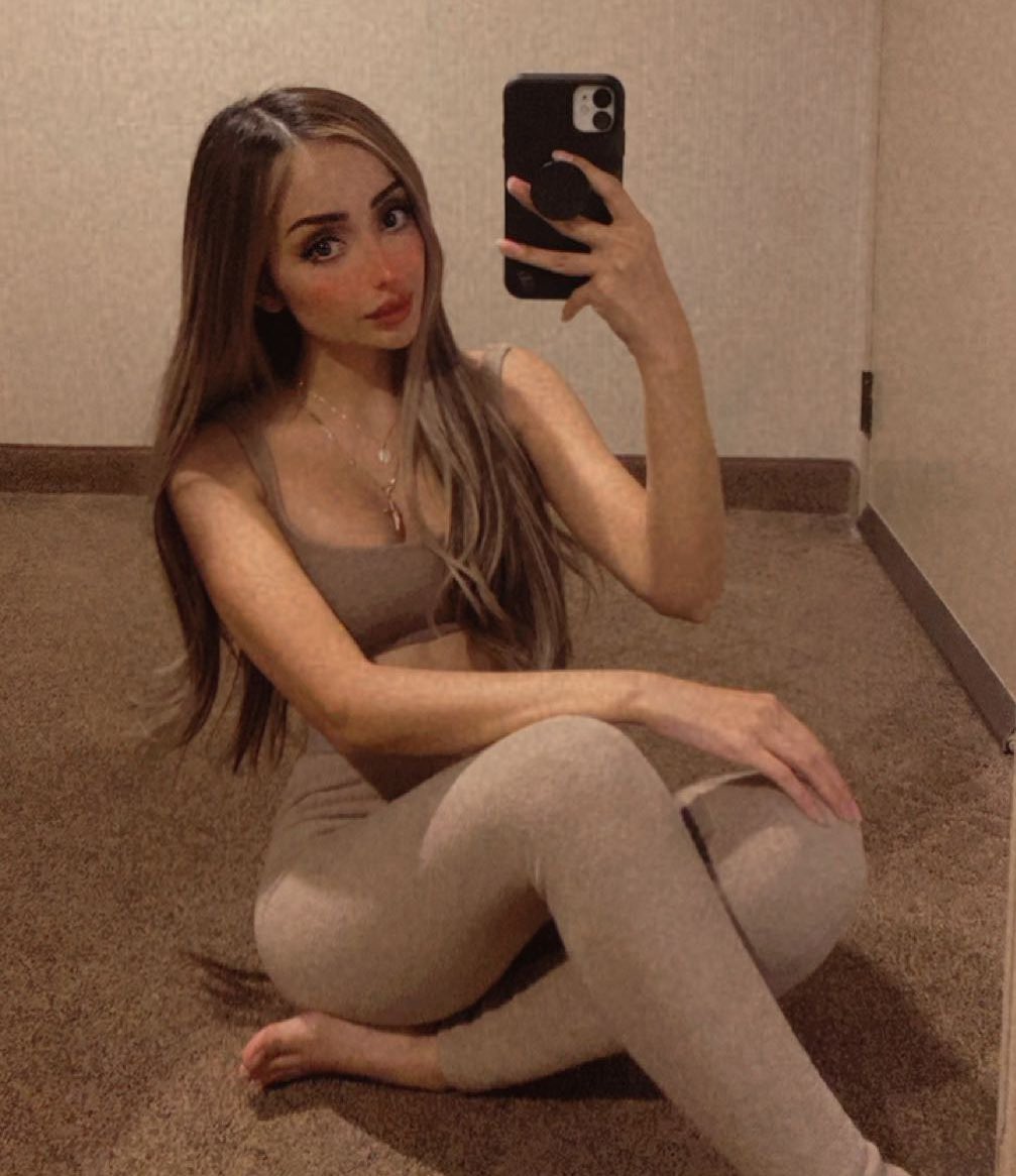Kim092193's tweet photo. Just a little post since I erased my ig even though I have no one here https://t.co/BozoriYLIn