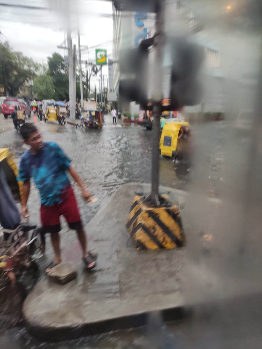 harushinsou's tweet photo. Grabiiii bahang baha na sa Taft! ,😭 #WalangPasok https://t.co/DmXOHonpnE