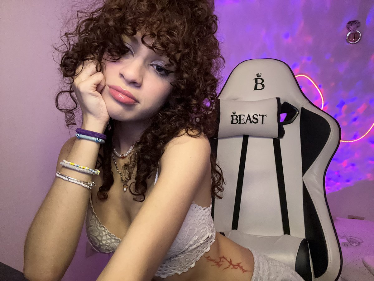 raineeelis's tweet photo. stream volando en cantos pero se dió🙏🏻LOS AMO🤍 https://t.co/5c61aXKQ2g