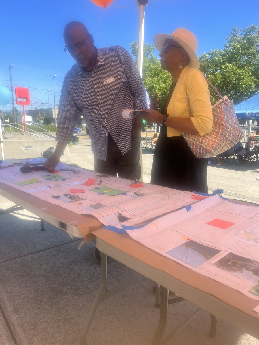 fn_OsamaK's tweet photo. Here is Mr Davis presenting the recreating Henderson st work #rainierbeach #rbac https://t.co/PaVxWJdLsL