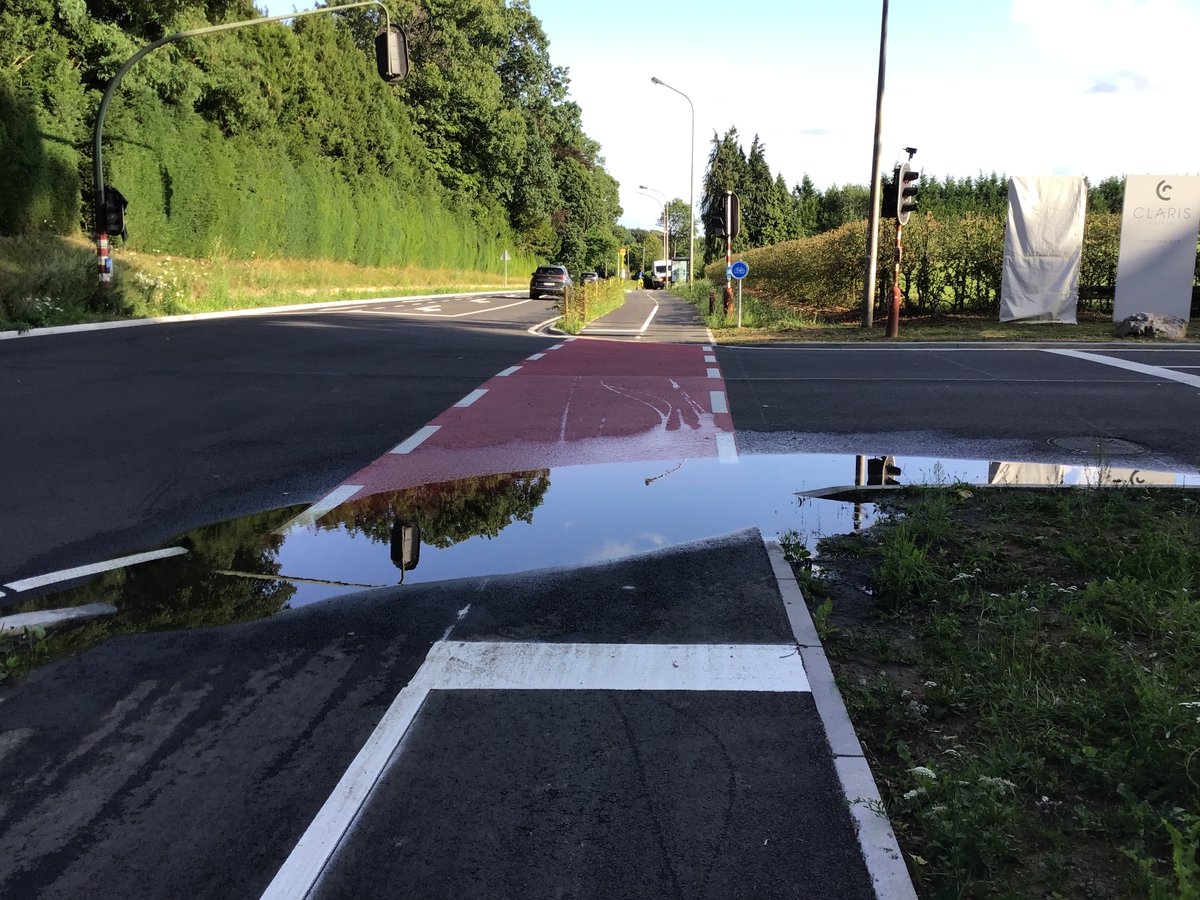 alechat1's tweet photo. Jaloux de la piscine de la rue de la Loi, la Wallonie a décidé d'aussi en construire une le long de la #N275
🤓 https://t.co/QyBsUw3gp2
