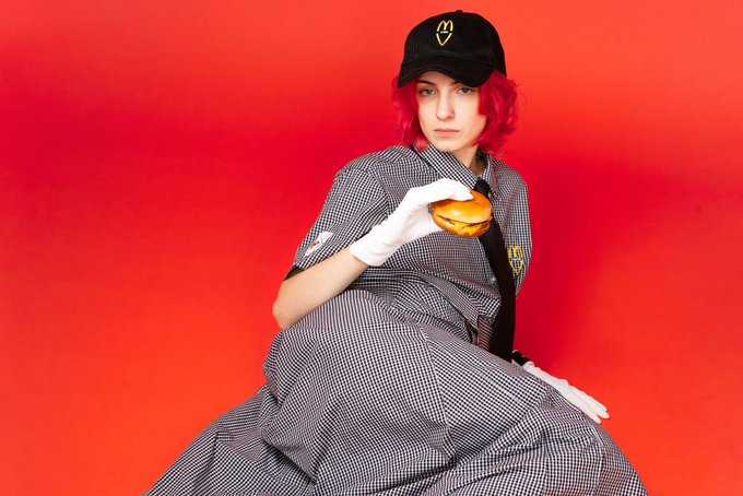 shin1111_1's tweet photo. マックが個性派制服でZ世代の雇用を増加

Z世代の採用に悩んでいたフィンランドのマックでは、新鋭デザイナーを起用し、13種類の制服を開発。

素材は、店舗で回収した廃棄予定の制服を再利用。

店内でランウェイも開催、
カンヌでも賞を取ってましたが、
日常の風景を変えたいいアプローチですね。 https://t.co/QZ5pKKslSV