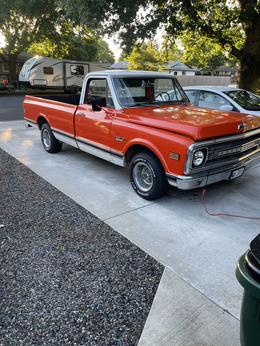 kappakryptonite's tweet photo. Got the 350 up &amp; running. He needs a name. All my whips have names, yall help me out &amp; toss some names out there &amp; see how great like minds think alike!  #ChevyBoi #Edlebrock #holley https://t.co/DJ1tYvIuiS