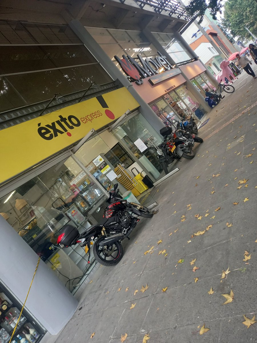 AdrianaxFallaLl's tweet photo. Invasión de Espacio Público, la @TransitoBta permite que abusen, hasta cuándo? @AlcaldChapinero fotos de crr15 con cll95 @Bogota @DadepBogota, @JDOviedoA que podrías hacer al respecto? Ayuda!!! https://t.co/12916rvfLQ