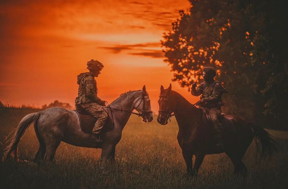 Soldiers from the British Royal Lancers and the Polish 2nd Lubelskie Brigade guarding the Polish border with Belarus together on horseback.

The terrain is difficult in the border area and sometimes it’s simply easier to patrol it on a horse.

🇵🇱🇬🇧