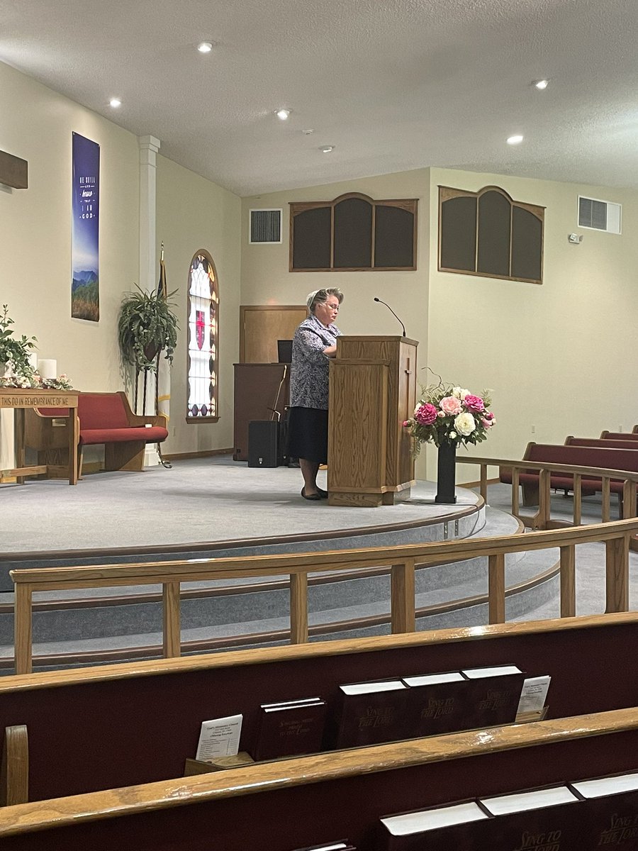 lebanongmc's tweet photo. So good to have the Yates Family speaking tonight. God is working on the Navajo reservation in New Mexico! https://t.co/caIC9Sim7X