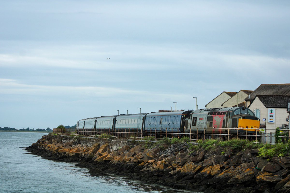 HaydenS50008's tweet photo. 37608 thunders through Starcross this morning on its way to Ely with 4 mk3s

@RailOpsGroup 
@GrowlerGroup https://t.co/ToV8rnDq2C