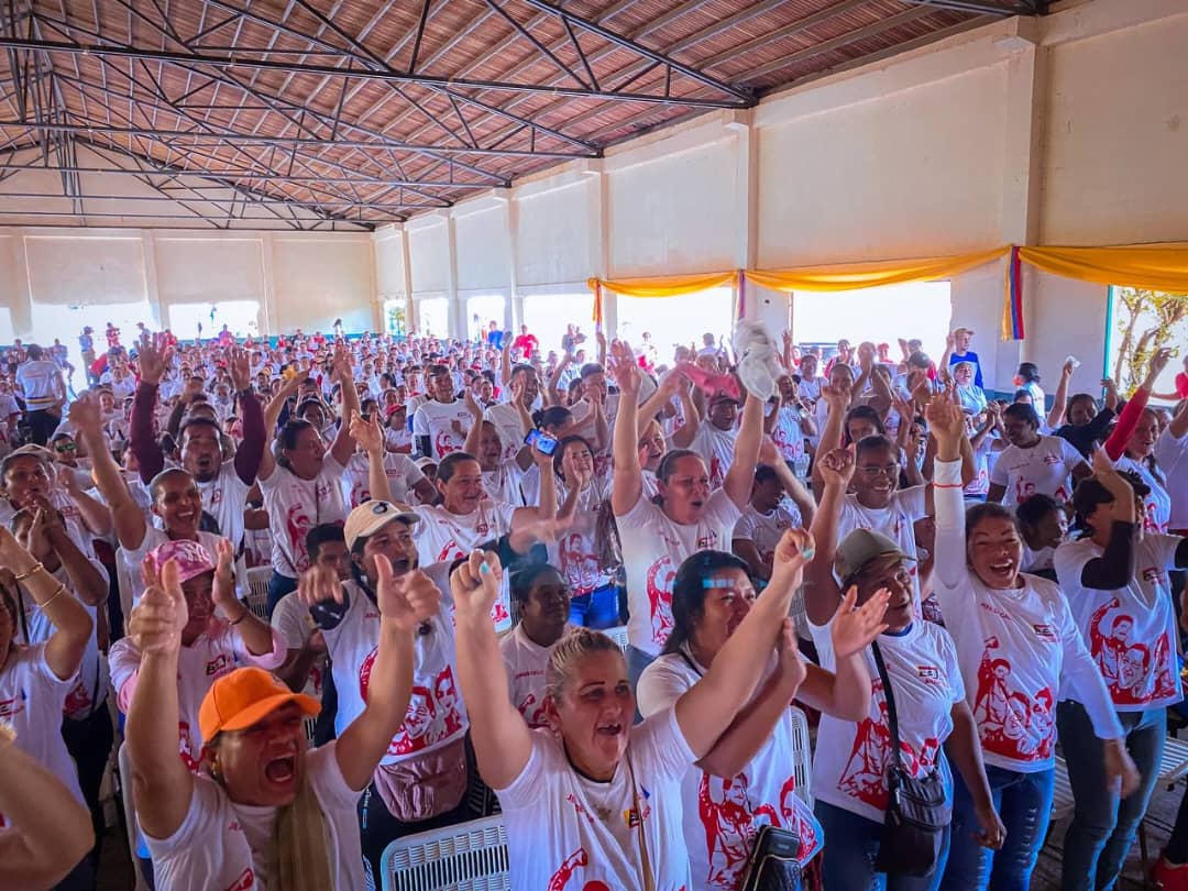 NicolasMaduro's tweet photo. ¡Extraordinario Encuentro de Jefas y Jefes de Calle en Clarines, reuniendo a líderes y lideresas de 6 municipios de la zona oeste de nuestro hermoso estado Anzoátegui! Tengo toda la certeza de que con estas mujeres y hombres admirables, consolidaremos la Patria Nueva de prosperidad. ¡Viva el Poder Popular!