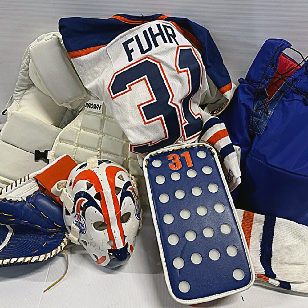 SportCentral_AB's tweet photo. 🧵👇Own a piece of hockey history with this fantastic modern replica Fuhr display!
This unique set captures the essence of the legendary Grant Fuhr and is perfect for display.
#yegkids #sportsforkids #sportcentral #markspector https://t.co/lbkvO7h4JX