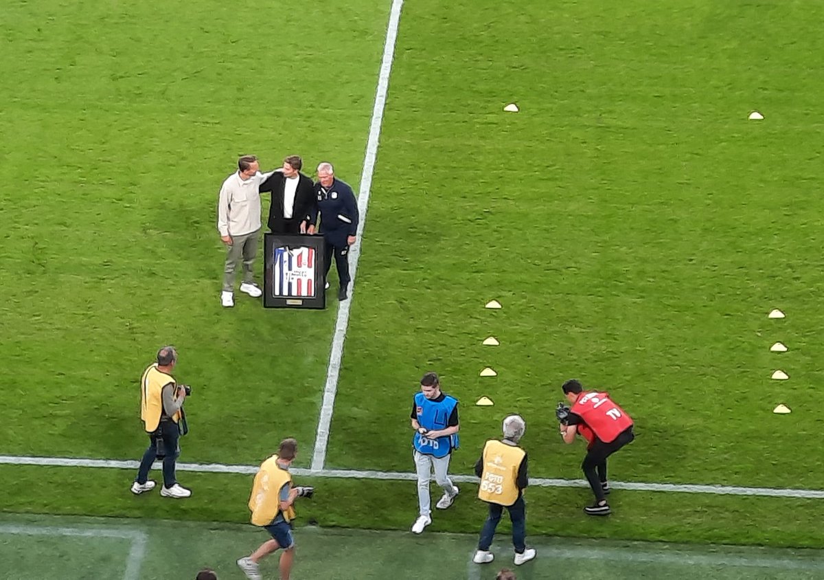 RikElfrink's tweet image. Voormalig PSV-keeper Nigel Bertrams (30) krijgt van Luuk de Jong een blauw-rood shirt. Hij moest recent zijn carrière staken, na heupslijtage. Naast hem staat vertrouwenspersoon, makker en voormalig trainer Hans Segers, tevens een meer dan verdienstelijk (PSV-)doelman geweest.