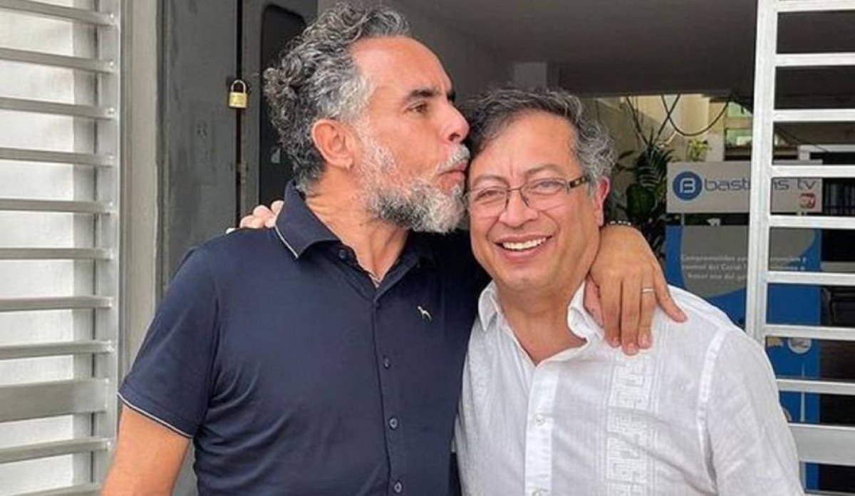 nacional_memes's tweet photo. Abrí hilo para demostra que Rosalia y Petro son la misma persona https://t.co/A266vidbZj