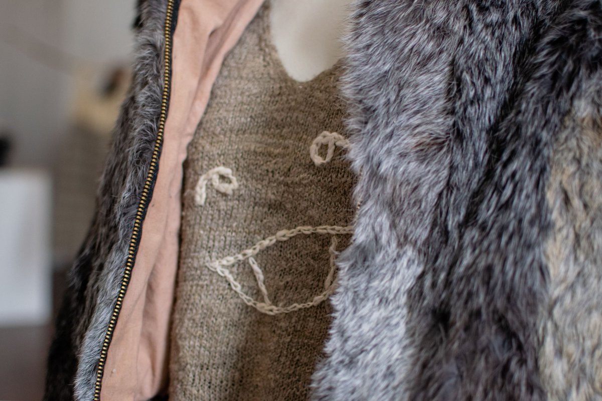 Fibershed's tweet photo. The Rust Belt Fibershed's "One Year, One Outfit" project brought together more than 30 artisans based near Cleveland, Ohio, to create soil-to-soil outfits from the regional landscape. Read more in our #ThreadingResilience zine:
https://t.co/CTkg1ivuhe https://t.co/n2AV64aBY4