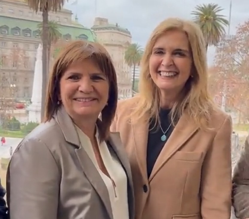 Italianoka's tweet photo. 🖲Pato Bullrich sumó a la ex Senadora radical Silvia Elías de Pérez acusada junto a su esposo Luis Pérez por sobrefacturación en farmacias de la obra social de Azucareros (OSPIA)
Buenos muchachos 👍🏻 https://t.co/1kIb4TGHey