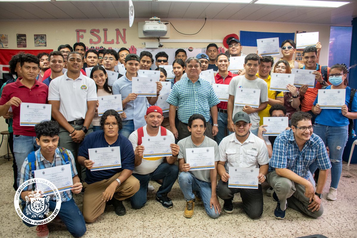 ✅Entrega de certificados a las y los estudiantes protagonistas del Seminario "Robótica, Educativa y Creativa".

#VidaEstudiantil