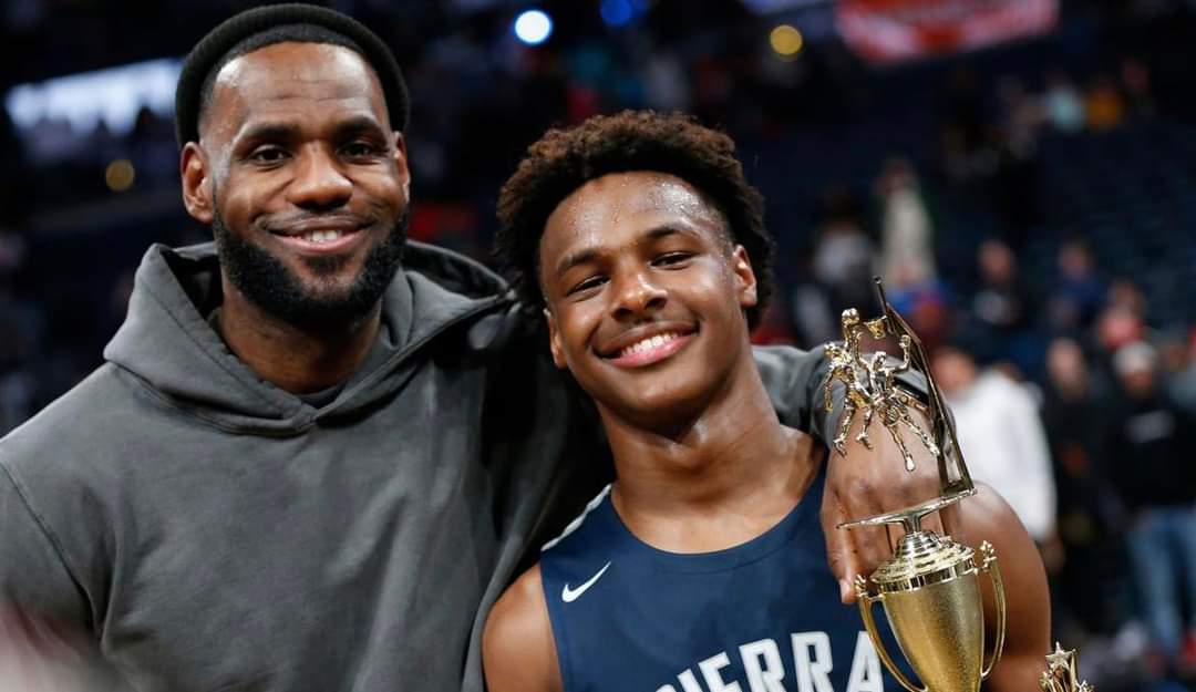 PERUBASKET: BRONNY JAMES SUFRE PARO CARDIACO EN ENTRENAMIENTO

El hijo mayor de Lebron James, la superestrella de la NBA, fue trasladado a un centro médico de emergencia tras haber sufrido un paro cardiaco

#BRONNYJAMES #LEBRONJAMES #NBA #BASQUET #BASKETBALL #USC #USA #PERUBASKET