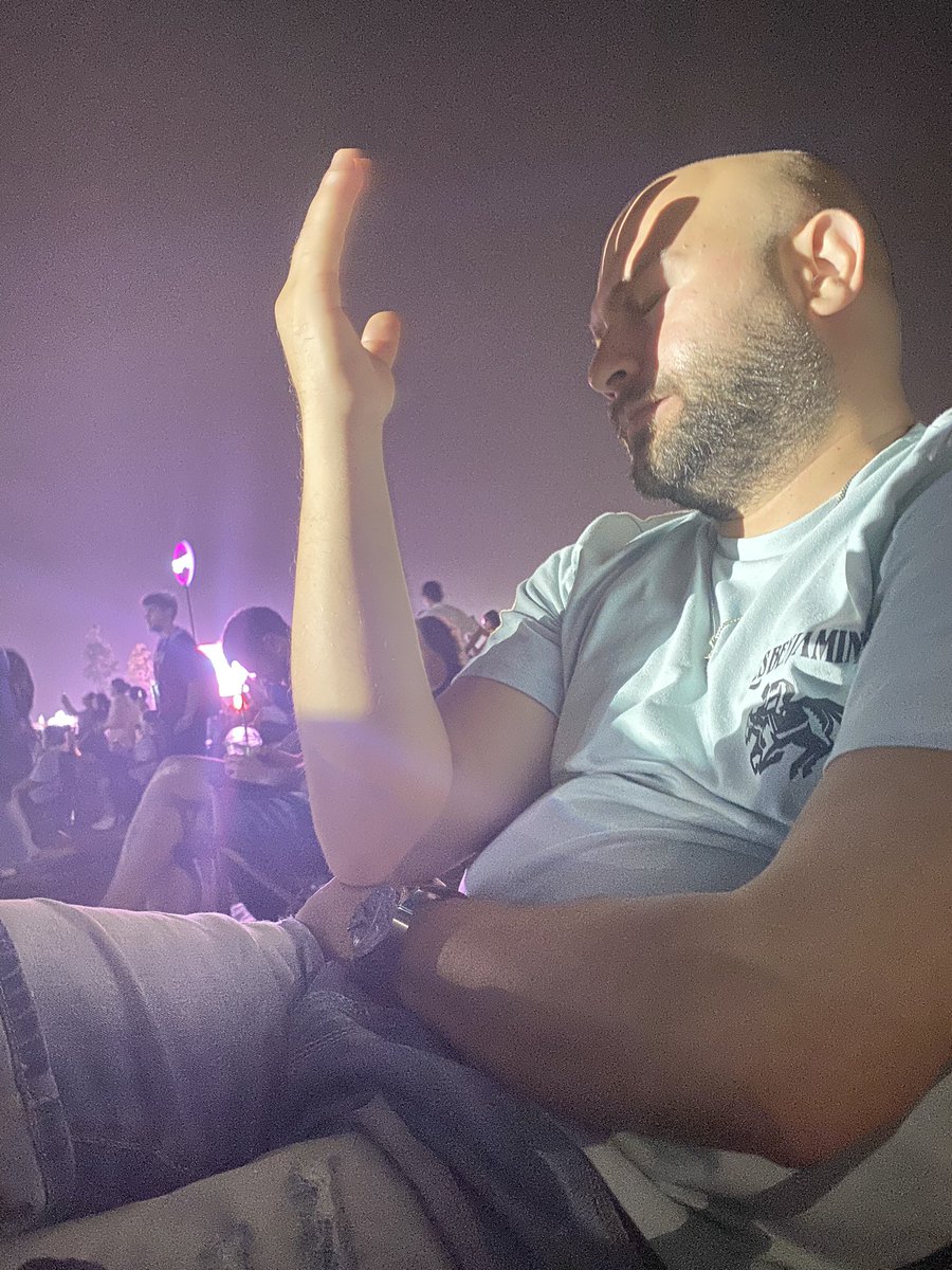 cokseverirem's tweet photo. Konserdeyizdir. O sorada kocam ; 
@ilbyforce https://t.co/McbBa4R535