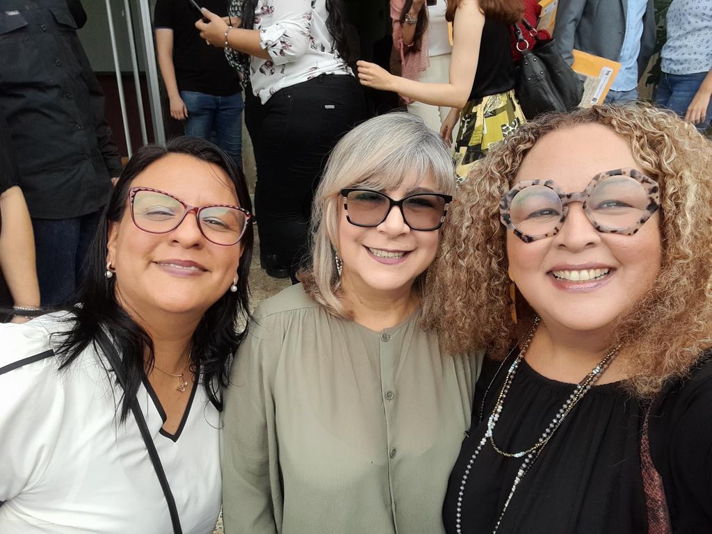 mcarcila's tweet photo. Entrega de credenciales a los nuevos profesores de la @FaCE_UC. Muchos queridos exalumnos ahora son colegas. BIENVENIDOS Y BENDICIONES PARA TODOS #almaFaCE @ginoiddefranco @UCarabobo @jessydivo @BenitoHamidian @cheopasionFCS #almaFaCE #profeCris #UniversidaddeCarabobo https://t.co/CEtWAHd0g7