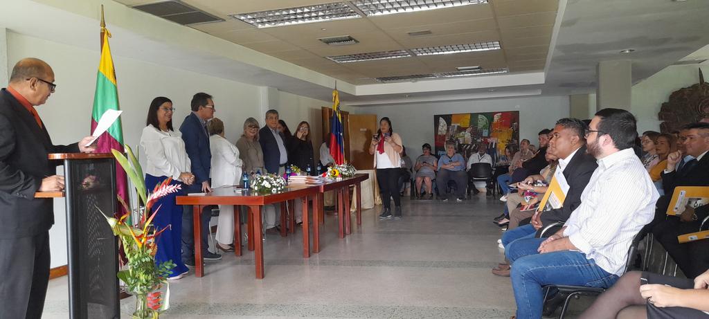 mcarcila's tweet photo. Entrega de credenciales a los nuevos profesores de la @FaCE_UC. Muchos queridos exalumnos ahora son colegas. BIENVENIDOS Y BENDICIONES PARA TODOS #almaFaCE @ginoiddefranco @UCarabobo @jessydivo @BenitoHamidian @cheopasionFCS #almaFaCE #profeCris #UniversidaddeCarabobo https://t.co/CEtWAHd0g7