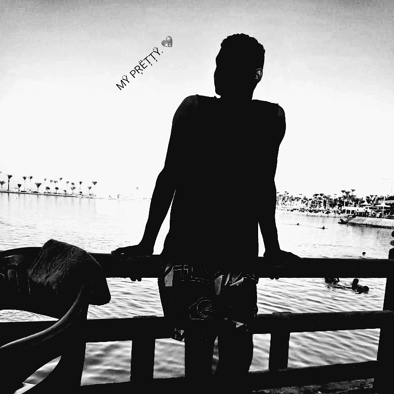 أشتاقُ لو نَادوا شبيهًا لإسمهِا
حتى اسمهُا إن مرَّ بي يُشْجيني "
🥰♥