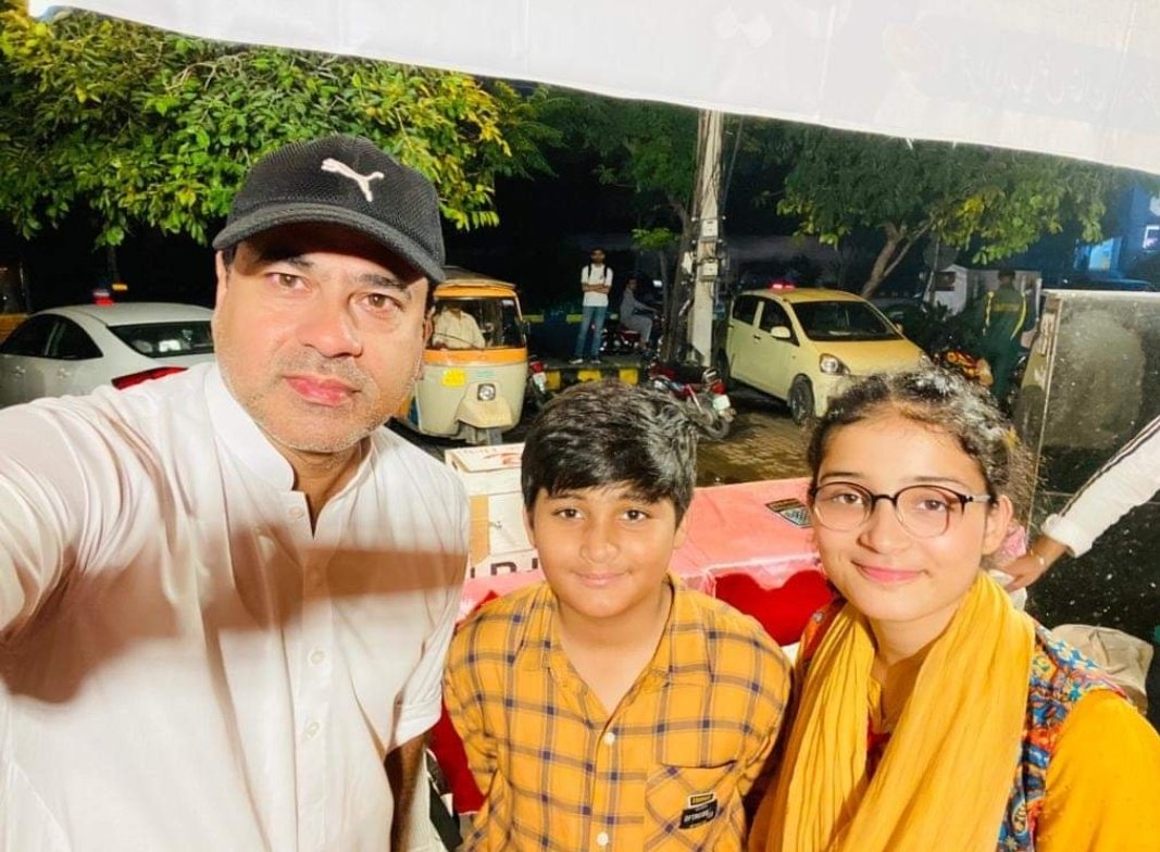 OfficialShehr's tweet photo. جس دن میں پہلی دفعہ انکل عمران ریاض خان سے ملی ۔۔تو وہ لوگوں میں بہت مصروف تھے ۔۔لیکن جیسے ہی انہوں نے ہمیں دیکھا تو وہ اپنی کرسی سے اٹھے اور کافی اگے ا کر ہمیں ویلکم کیا میرے سر پر ہاتھ پھیرا ۔۔۔۔ وہ بہت رکھ رکھاو والے اور شریف النفس انسان ہیں
#WeNeedImranRiaz https://t.co/m0wKf2v0jC