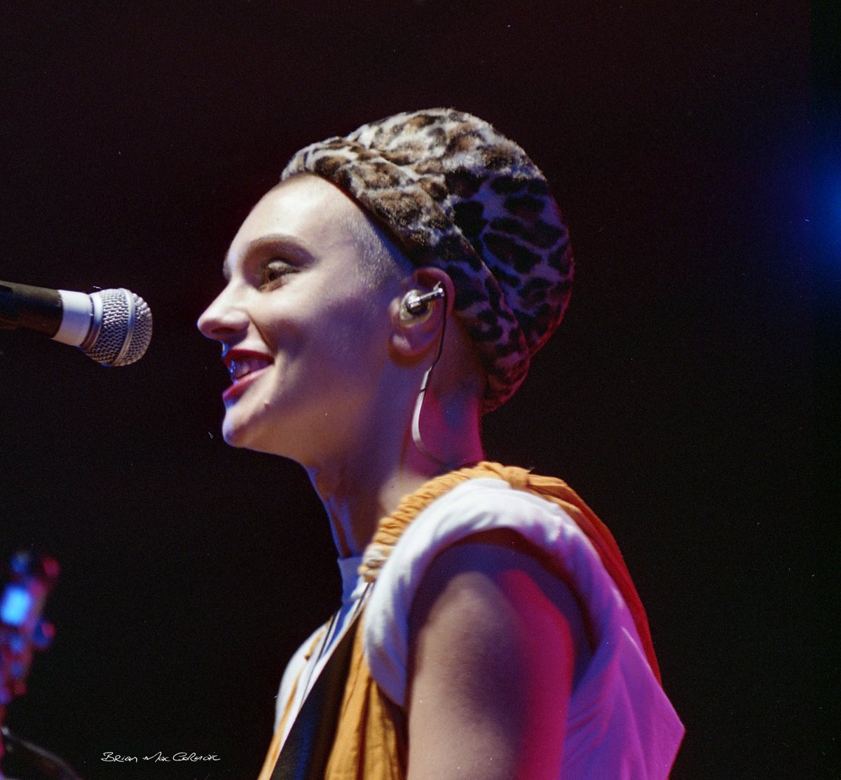 BrianMacCormaic's tweet photo. @johcreedon
Heartbroken to hear of Sinéad's passing. The few times I met her she was always so friendly and humble.
I took these photos at a concert she performed in the Boxing Stadium in support of the Birmingham Six in November '91. https://t.co/L9zlkOiRUS