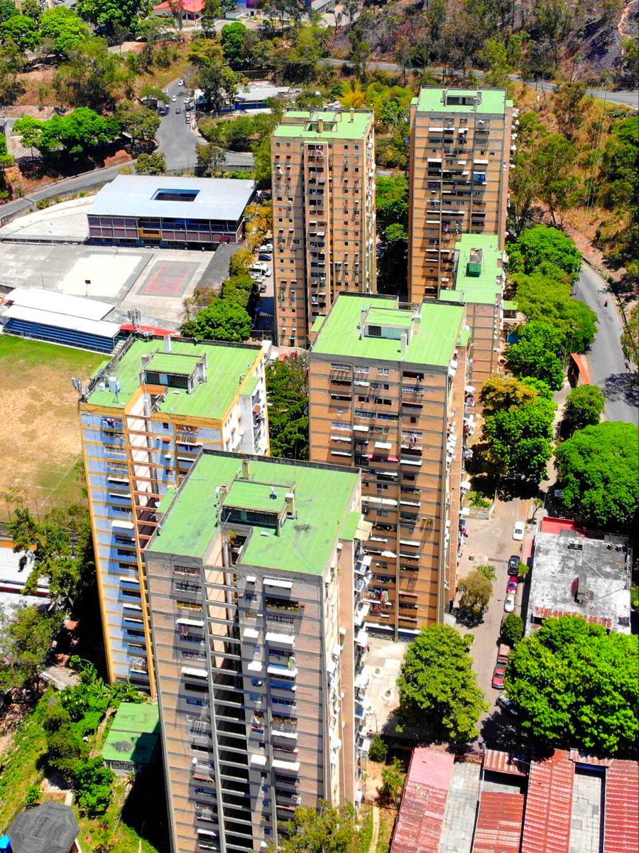 gestionperfecta's tweet photo. Esta parroquia es pionera en el plan de impermeabilización, y así como en estos 22 bloques, hicimos el mismo trabajo en el Urbanismo Macarao.

4.677 habitantes beneficiados en Kennedy, y así trabajando en simultáneo en otras parroquias de Caracas.

#PlanDescontaminaciónDelLago https://t.co/aKtMthc1Ml