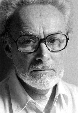 boudewijnsteur's tweet photo. Op deze dag in 1919 werd de Joods-Italiaans schrijver Primo Levi geboren. Hij was een van de weinige overlevenden van Auschwitz en schreef daar een magistraal mooi boek over: "Is dit een mens" Hij stelt daarin de vraag naar menselijkheid en onmenselijkheid

Prachtig boek! https://t.co/AxaEYjUv8y