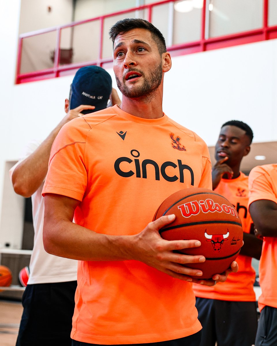 chicagobulls's tweet image. Shout out to Crystal Palace FC for stopping by our practice facility 🏀🤝⚽️ @CPFC

Best of luck tonight at SeatGeek Stadium!