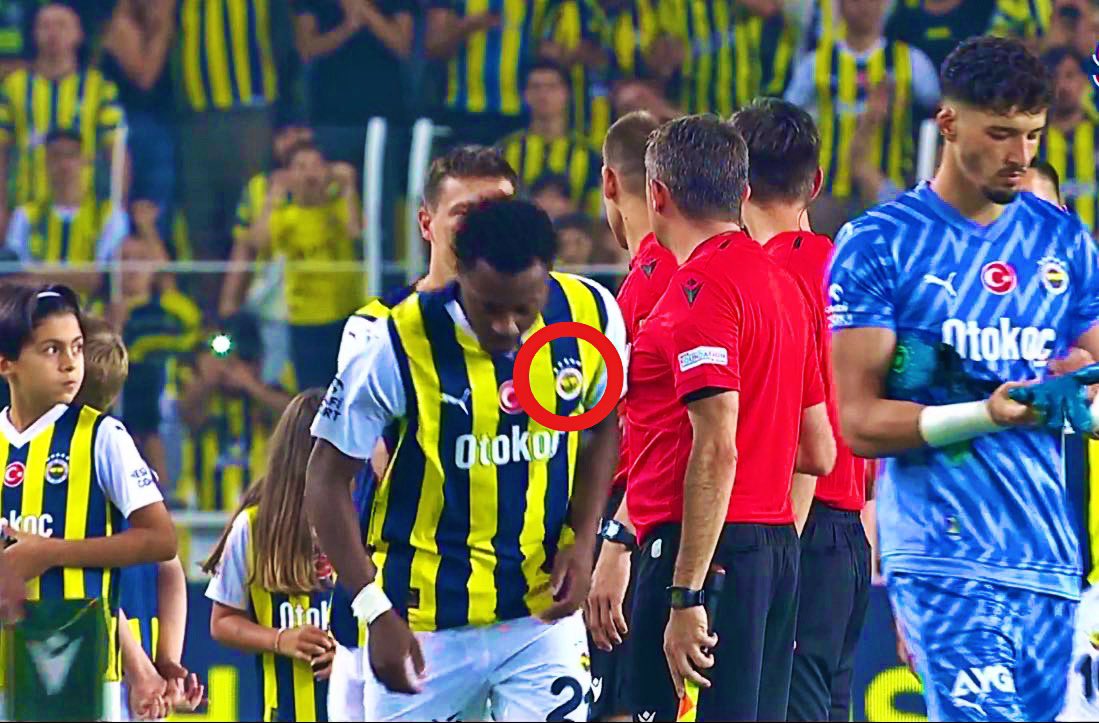 GalaKorkmaz's tweet photo. Fenerbahçe’nin sahte logo ile maça çıkmasına UEFA göz yummamalı..! #UEFACheckFBEmblem 

UEFA should not let Fenerbahçe play with a fake logo..! https://t.co/fIfI4aBeKp