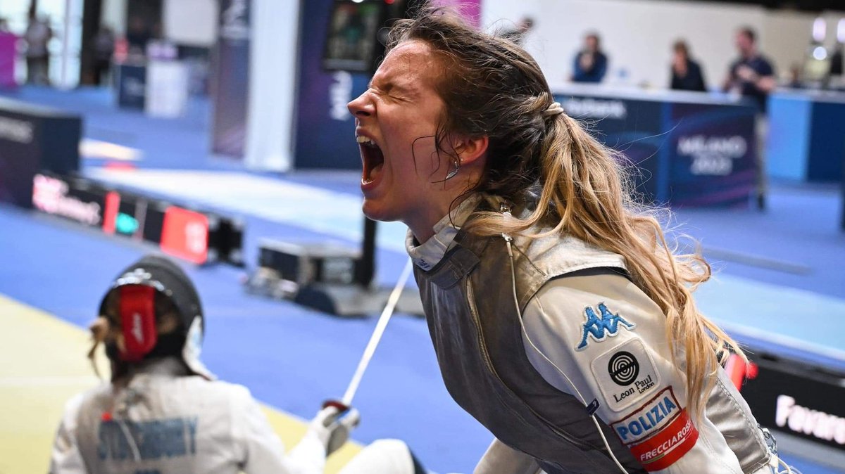 poliziadistato's tweet photo. La scherma🤺 delle #Fiammeoro👮🏻‍♀️👮‍♂️ è mondiale!! Ai #CampionatidelMondo 🌍 #Milano2023 i portacolori della #PoliziadiStato vincono l'oro 🥇con #AliceVolpi e il bronzo🥉 con #MartinaFavaretto nel fioretto femminile. Nella spada maschile #DavideDiVeroli conquista l'argento🥈#fencing https://t.co/VA05XVLJdk