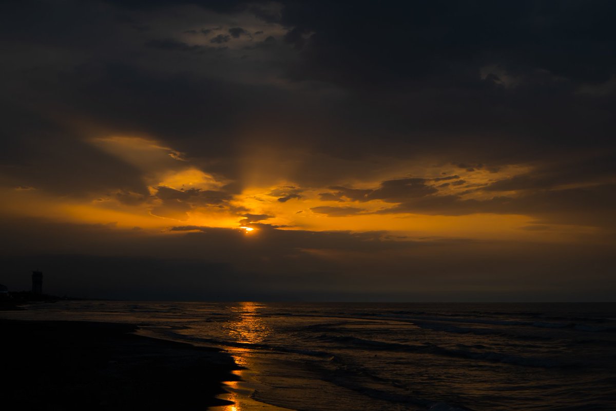 NabatNft's tweet photo. Good night my friends🥰🌌🌃
Sunset by the sea🌅
Look at the sparkle of light on the water😍✨️
🔮8/10
🔮3.5 xtz
https://t.co/pH4NZaj35R https://t.co/qkYo233VU9