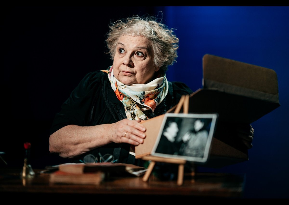 Coup2theatre's tweet photo. #off23 Quand la quadri-molièrisée Christine Murillo dit, lit et vit les textes de Pauline Carton, l'éternelle soubrette du cinéma français, on en redemande ! Quelle gouaille ! Quelle verve ! Notre billet réjoui de "Pauline et Carton" à la Scala Provence. https://t.co/dvW6ILGV9u https://t.co/8y1MvJyzEi