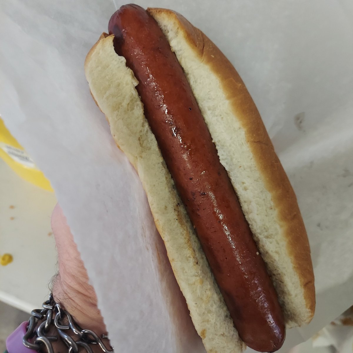 COwsley33's tweet photo. #SnackinWithOrtega #StillLife #ShittyHotDogs #MonsterSize
#JohnsonCountyFair https://t.co/5eg0uZtfN3