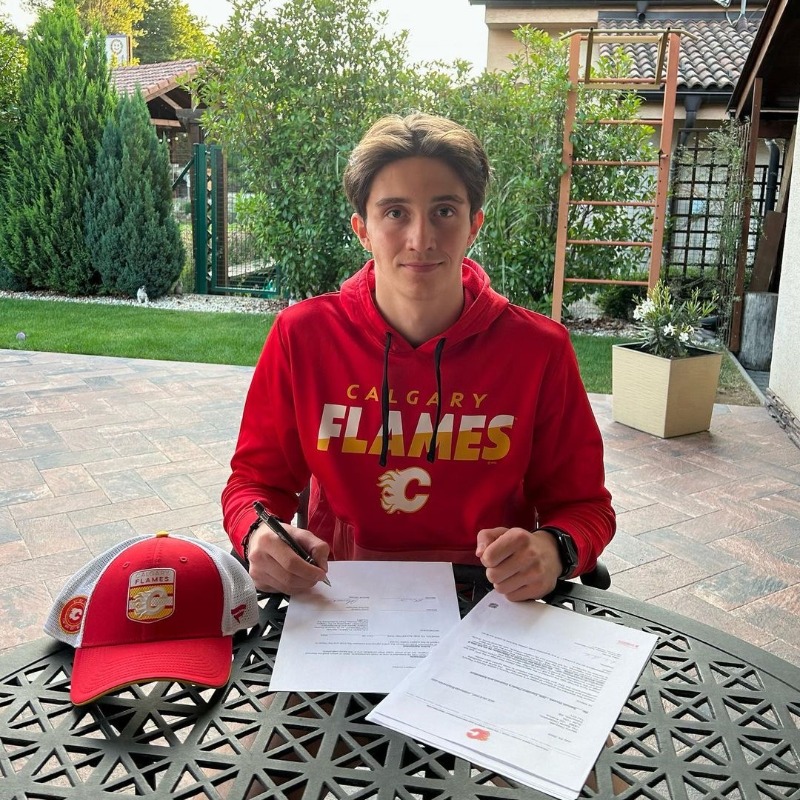 WHLGiants's tweet photo. NEWS: The Giants are incredibly proud to announce that forward Samuel Honzek has signed a three-year entry-level contract with the @flames! 

Congratulations Honzo! 🔥

Details 🔽