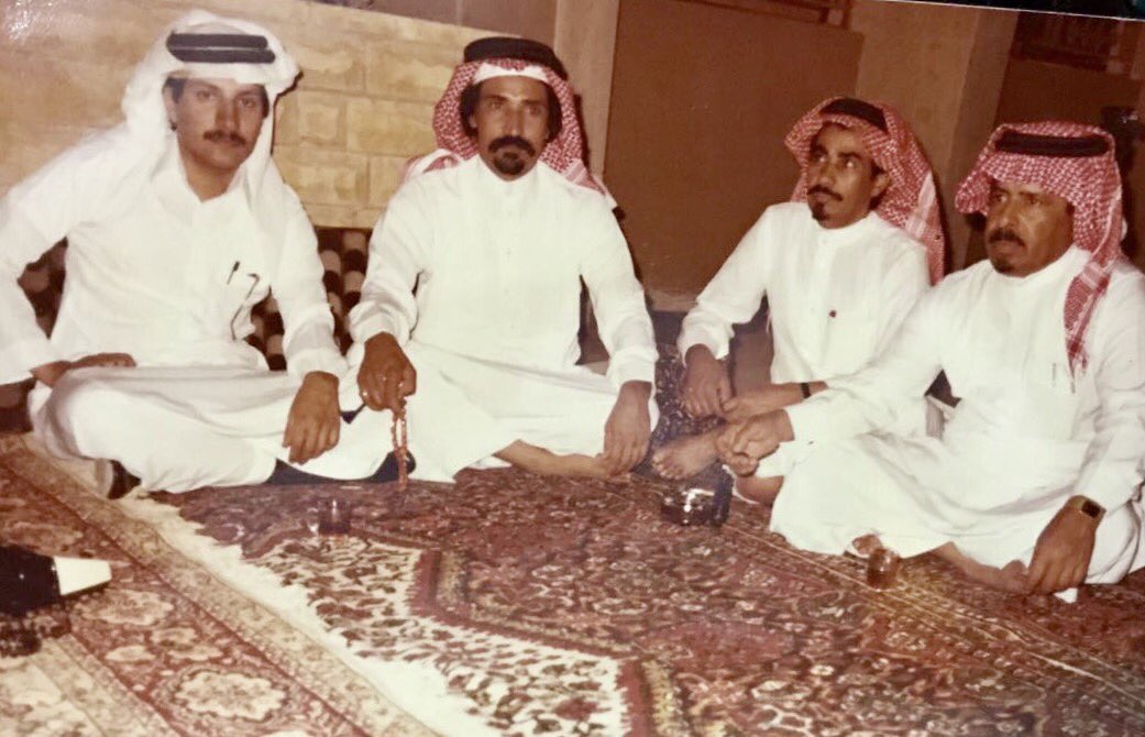 #صياف_الحربي
لا بان لي نور القمر شفت الوسيع من الدروب
والشجرة اللي تشرب الماء ما تموت عروقها

من الي بالصوره مع صياف الله يرحمه ✋