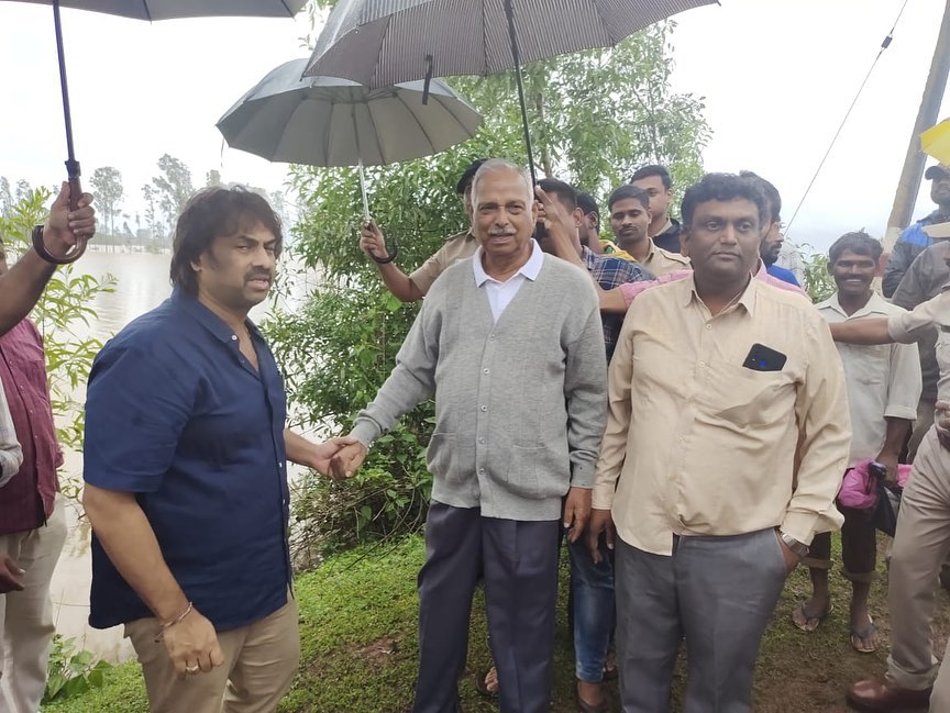 Madhu_Bangarapp's tweet photo. ನನ್ನ ಮತಕ್ಷೇತ್ರದ ತಾಳಗುಪ್ಪ, ಚಂದ್ರಗುತ್ತಿ ಮತ್ತು ಜಡೆ ಹೋಬಳಿಯ ನೆರೆ ಪೀಡಿತ ಪ್ರದೇಶಗಳಿಗೆ ಇಂದು ಭೇಟಿ ನೀಡಿ ನೆರೆಯಿಂದ ಹಾನಿಗೊಳಗಾದ ಪ್ರದೇಶಗಳನ್ನು ವೀಕ್ಷಿಸಿ, ಪರಿಶೀಲಿಸಿ ಸ್ಥಳಿಯರ ಅಹವಾಲು ಆಲಿಸಿದೆ.
#soraba #sorab #talguppa #talaguppa #chandragutti #hobli #Flood
#Madhu_Bangarappa
#Team_Madhu_Bangarappa https://t.co/7FP2zZos7f