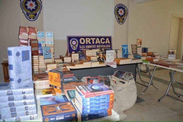 Emn. merkezlerinde sergilenen bu kitaplar, bugün Türkiye'de dava dosyalarına delil diye girdi.

Yarın ise Arjantinli sanatçı <a href="/martaminujin/">Marta Minujin</a>'in Yasaklı Kitaplar Tapınağı'na alınarak sergi sergi dünyayı dolaşacak.

Ülkenin içine düştüğü durum bundan ibaret.

UzunNamlulu DiniKitaplar